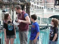 Street Genius - Das Wissensexperiment – Host Tim Shaw showing kids how the "Tug of War" stunt works.