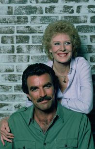 Magnum – Magnums (Tom Selleck, l.) 40. Geburtstag steht an. Katherine (Gwen Verdon, r.) würde ihn gerne mitfeiern, aber da wird bekannt, dass eine dubiose Gang die Nachbarschaft übernehmen will, um einen Waffendeal durchzuziehen ...