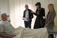 Navy CIS – Abby (Pauley Perrette, 2.v.r.), Bishop (Emily Wickersham, r.) und Dr. Cyril Taft (Jon Cryer, 2.v.l.) sorgen sich um Gibbs (Mark Harmon, l.), der während der Arbeit zusammengebrochen ist ...