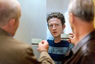 Tatort – Kann das ein Zufall sein? David Schmelzer (Josef Heynert) ist vorbestraft wegen Vergewaltigung. Und er arbeitet ausgerechnet auf dem Schrottplatz, wo der Wagen mit Anna Römers Fingerabdrücken gefunden wird. Freddy Schenk (Dietmar Bär, l) und Max Ballauf (Klaus J. Behrendt, r)