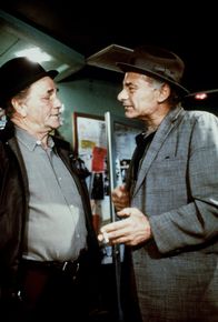 Columbo – (v.li.) Peter Falk (Insp. Columbo), Burt Young (Mo Weinberg).
