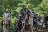 The White Queen – Lord Warwick (James Frain, r.) ist bewusst, dass König Edward (Max Irons, l.) ohne seine politischen Beziehungen niemals der Aufstieg gelungen wäre ...