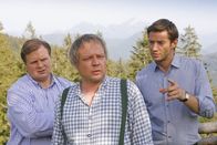 Die Rosenheim-Cops – Die Cops Hartl (Michael A. Grimm, l.) und Hansen (Igor Jeftic, r.) trauen Hüttenwirt Mühltaler (Wowo Habdank, m.) zu, dass er das Opfer nach einem heftigen Streit erschlagen hat.