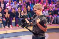 1, 2 oder 3 – Kamerakind Jakob schaut gebannt auf das Display seiner Kamera.