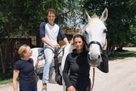 Checker Julian – "Burli" ist wieder fit! Mit seiner Besitzerin Pamela ist Julian unterwegs zu Pferdetierärztin Ulli.