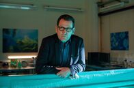 Morden im Norden – Lars (Ingo Naujoks) lehnt nachdenklich an einem Algenbecken im Forschungsinstitut.
