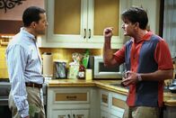 Two and a Half Men – Charlie (Charlie Sheen, r.) leiht sich von Alan (Jon Cryer, l.) 38 Dollar, damit er nicht an den Geldautomaten muss und verspricht ihm, es am nächsten Tag zurückzugeben. Als das nicht passiert, kommt es zum Streit zwischen den Brüdern ...