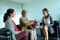 SOKO Stuttgart – Martina Seiffert (Astrid M. Fünderich, M.) klärt Marianne Guthmann (Beate Maes, r.) darüber auf, dass ihr Kindermädchen tot ist. Die neue SOKO-Kommissarin Selma Kirsch (Yve Burbach, l.) beobachtet aufmerksam deren Reaktion.