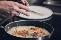 Landfrauenküche – Die Kohlrabi-Schnitzel in der Pfanne.