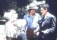 Unsere kleine Farm – Laura (Melissa Gilbert, l.) und ihr Mann Almanzo (Dean Butler, 2.v.r.) begrüßen Almanzos Bruder Royal Wilder (Nicholas Pryor, r.) und dessen Tochter Jenny (Shannen Doherty, 2.v.l.).