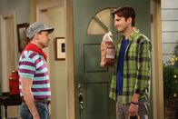 Two and a Half Men – Versuchen. den einsamen Herb aufzumuntern: Walden (Ashton Kutcher, r.) und Alan (Jon Cryer, l.) ...