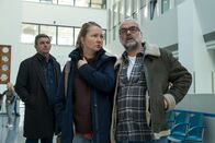 Der Bergdoktor – Dr. Martin Gruber (Hans Sigl, l.) hofft, dass einige Tests mehr Aufschluss geben über den Gesundheitszustand seines Patienten Thomas Bühler (Jophi Ries, r.). Dessen Frau Tine (Katja Studt) begleitet ihn dafür ins Krankenhaus.