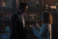 Lucifer – L-R: TOM ELLIS als LUCIFER MORNINGSTAR und Director CLAUDIA YARMY
