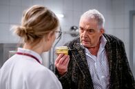 Sturm der Liebe – André (Joachim Lätsch, r.) macht Josie (Lena Conzendorf, l.) schwere Vorwürfe, weil sie den Hinweis auf Bettinas Allergien nicht beachtet hat.