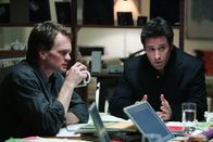Numb3rs - Die Logik des Verbrechens – Ethan Burdicks (Neil Patrick Harris, l.) Tochter wird an ihrem sechsten Geburtstag von zwei Clowns entführt. Don (Rob Morrow, r.) geht dem nach ...
