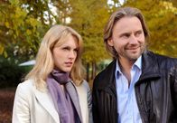 Sturm der Liebe – ARD STURM DER LIEBE FOLGE 1211 Uhr im ERSTEN. Rosalie (Natalie Alison, l.) lässt sich ihre Eifersucht nicht anmerken, als sie und Michael (Erich Altenkopf, r.) Jacob und Chandana zusammen sehen.