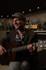 Fußballhymnen. Schalalalala? Von singenden Kickern – Pele Götzer ist Gitarrist und Sänger bei „Musik aus der Kurve“ im Deutschen Fußballmuseum in Dortmund.
