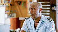 Death in Paradise – Dwayne Myers (Danny John-Jules) macht zufällig eine Entdeckung, die für den Fall von großer Bedeutung ist.