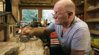 Handwerkskunst! – Seit 30 Jahren ist Lutz Kuhl aus dem pfälzischen Annweiler leidenschaftlicher Krippenbauer. Hier beim Gestalten einer Krippen-Landschaft.