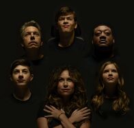 Speechless – (2. Staffel) - (im Uhrzeigersinn) JJ (Micah Fowler); Kenneth (Cedric Yarbrough); Dylan (Kyla Kenedy); Maya (Minnie Driver); Ray (Mason Cook); Jimmy (John Ross Bowie)