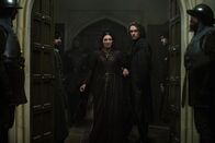 The White Princess – Margaret Beaufort (Michelle Fairley, l.); Henry VII. (Jacob Collins-Levy, r.)