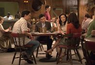 Fresh off the Boat – (im Uhrzeigersinn sitzend): Louis Huang (Randall Park); Julius (Reggie Lee); Elaine (Ming-Na Wen); Jessica Huang (Constance Wu)