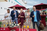Das Traumschiff – Winzerin Esther Sarchow (Susanna Simon, M.) reist mit ihrem kleinen Team Britta Weigert (Sila Sahin, 2.v.r.), Victoria Schneider (Luna Baptiste, l.), Marco Zurheide (Frédéric Brossier, 2.v.l.) und Erik Milewski (Matthias Komm, r.) nach Auckland, um dort eine Weinmesse zu besuchen.