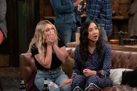 How I Met Your Father – Sophie (Hilary Duff, l.); Ellen (Tien Tran, r.)