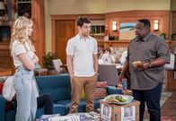 The Neighborhood – (v.l.n.r.) Gemma Johnson (Beth Behrs); Dave Johnson (Max Greenfield); Calvin Butler (Cedric the Entertainer)