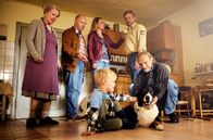 Guglhupfgeschwader – Familie Eberhofer hat Familienzuwachs bekommen (v. li. n. re.): Hund Hinkelotta. Oma Eberhofer (Enzi Fuchs), Rudi Birkenberger (Simon Schwarz), Susi (Lisa Maria Potthoff), Franz Eberhofer (Sebastian Bezzel), Pauli (Luis Sosnowski), Papa Eberhofer (Eisi Gulp).