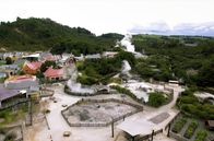Leben mit Vulkanen – Das Maori-Dorf Whakarewarewa liegt in einem äußerst aktiven Geothermalgebiet. Die zahlreichen heißen Quellen und Geysire bestimmen den Alltag der Einwohner.