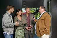 Die Rosenheim-Cops – Die Kommissare Korbinian Hofer (Joseph Hannesschläger, r.) und Sven Hansen (Igor Jeftic, l.), konfrontieren Brigitte (Katja Keller) und Fabian Seydel (Stephan Benson, 2.v.r. ) mit ihren Ermittlungsergebnissen.