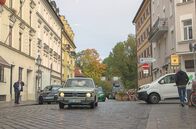 Stadt Land Kunst – Er hatte seinen eigenen, eher schleppenden Rhythmus, eine gewisse natürliche Autorität und natürlich einen BMW! 24 Jahre lang ermittelte Oberinspektor Derrick alias Horst Tappert in München und brachte Verbrecher aller Art zur Strecke.