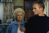 Malcolm mittendrin – Francis (Christopher Masterson, r.) besucht zu Weihnachten seine launische Großmutter Ida (Cloris Leachman).