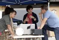 Numb3rs - Die Logik des Verbrechens – Charlie (David Krumholtz, M.), Colby (Dylan Bruno, r.) und Nikki (Sophina Brown, l.) ermitteln in einem neuen Fall. Gemeinsam wollen sie den Mord an einem ehemaligen Profi-Surfer aufklären ...