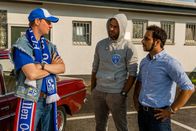 Heldt – Die "Never steig ab"-Anhänger Heldt (Kai Schumann, M.) und Achmed (Yunus Cumartpay, r.) sind sich einig, dass Korthals (Steffen Will, l.) zunächst seine Sachen wechseln muss, bevor sie ihn in ihre Autos einsteigen lassen.