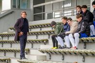 Der Alte – Aus den Spielern (Komparsen) des Fußballvereins bekommt Caspar Bergmann (Thomas Heinze, l.) nur wenig raus.