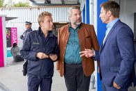 Die Rosenheim-Cops – Nach dem Mord an Firmeninhaber Günter Beck ermitteln Polizeihauptmeister Mohr (Max Müller, l.), Kommissar Stadler (Dieter Fischer, M.) und Kommissar Hansen (Igor Jeftic, r.) in dessen Eventagentur.
