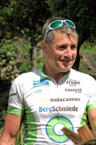 Trauminseln – Die vielen Berge und kurvenreichen Straßen sind eine Herausforderung für jeden Radfahrer – auch für Günther Palla am Col de Battaglia.