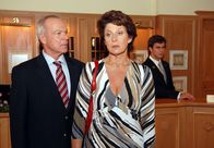 Sturm der Liebe – 10 Uhr im Ersten. Werner (Dirk Galuba, l.) erfährt von Charlotte (Mona Seefried, r.), dass sich Elisabeth an den Unfall erinnern kann (im Hintergrund rechts: Johannes Hauer.)