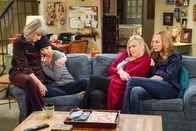 Mom – (v.l.n.r.) Marjorie (Mimi Kennedy); Jill (Jaime Pressly); Tammy (Kristen Johnston); Bonnie (Allison Janney)