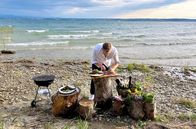 So isst Anders – Sören Anders bereitet die frisch gefangenen Felchen direkt am Ufer des Bodensees zu.