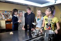 Der Winzerkönig – (v.li.) Katharina Stemberger (Andrea Plattner), Christine Ostermayer (Hermine Schnell), Harald Krassnitzer (Thomas Stickler), Coco Huemer (Ines Nowak), Wanda Worch (Kerstin).