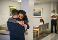 All American – Cody Christian (Asher Adams), Samantha Logan (Olivia Baker). Foto: ORF/PRO7/Warner/The CW. Veröffentlichung honorarfrei nur für redaktionelle Berichterstattung in Sendungszusammenhang und mit Copyrightangabe. Kontakt: foto@orf.at