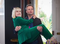 Agatha Raisin – James Lacey (Jamie Glover) gratuliert Agatha Raisin (Ashley Jensen) zu ihrer bestandenen Prüfung als Privatdetektivin.