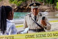 Death in Paradise – Naomi Thomas (Shantol Jackson) und Selwyn Patterson (Don Warrington) teilen DI Neville Parker eine schockierende Nachricht mit: Am Strand von Saint Marie wurde eine Leiche entdeckt.
