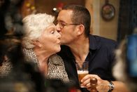 Die Sch'tis in Paris - Eine Familie auf Abwegen – Anscheinend hat Valentin (Dany Boon) wieder zu seinen Wurzeln gefunden und zeigt es seiner Mutter (Line Renaud) mit einem dicken Kuss.