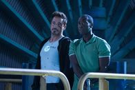 Iron Man 3 – Wenn es gefährlich wird, kann sich Tony (Robert Downey Jr., l.) immer auf seinen Freund James 'Rhodey' Rhodes (Don Cheadle, r.) verlassen ...