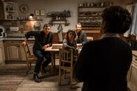 Der Bergdoktor – 25 Jahre hat Lisbeth (Monika Baumgartner, r.) ein großes Geheimnis bewahrt. Nun endlich kann und muss sie ihrer Familie Lilli (Ronja Forcher, 2.v.l.), Hans (Heiko Ruprecht, 2.v.r.), und Martin (Hans Sigl, l.)alles erzählen.