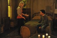 How I Met Your Mother – Während Barney und Marshall aneinandergeraten, plant Ted (Josh Radnor, r.) ein romantisches Wochenende mit Zoey (Jennifer Morrison, l.) - doch diese hat ganz andere Pläne ...